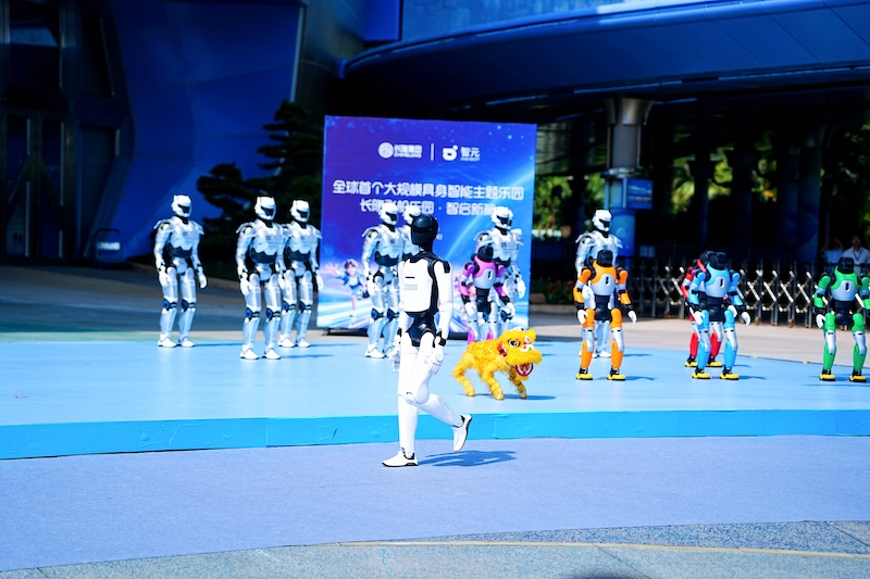AGIBOT robot on display at the Chimelong park | Original image https://roboticsandautomationnews.com/wp-content/uploads/2026/10/AGIBOT-2000th-humanoid-robot-1.jpeg