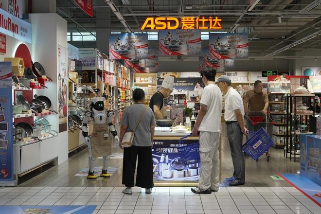 Robots and human staff receiving customers at an ASD store. Source: Wenhui Bao / Sina.