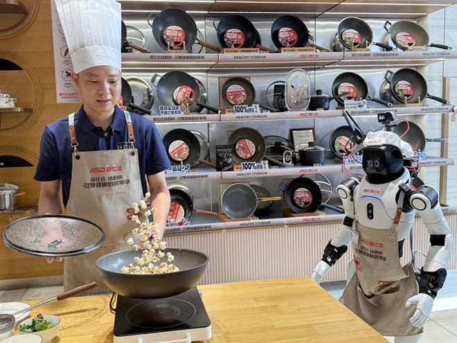 A human chef demonstrates cooking while a robot participates in explanation and interaction. Source: Wenhui Bao / Sina.
