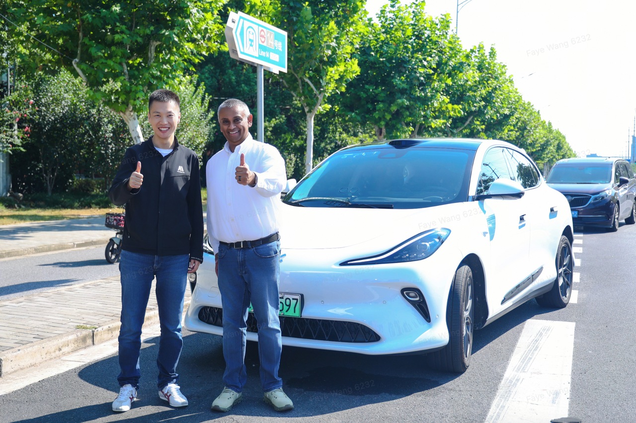 Announcement image for the Uber and Momenta Munich project, with Cao Xudong on the left and Uber CFO Pranthanth Mahendra-Rajah on the right. The photo location is not labeled. Source: Momenta official website, September 8, 2025.