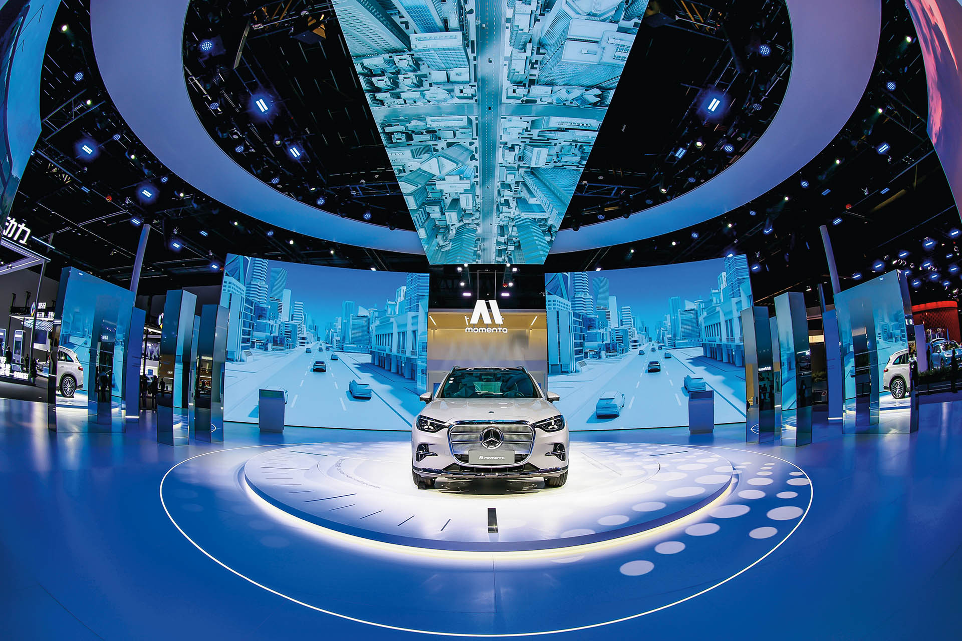 Models displayed by Momenta at the 2026 Beijing Auto Show | Original image https://www.xinhuanet.com/globe/20260930/17f465a71a7048a6902e5ec426f74e6d/2026093017f465a71a7048a6902e5ec426f74e6d_20260930cfa525165b3e44f1894d74b05e7da9c9.jpg
